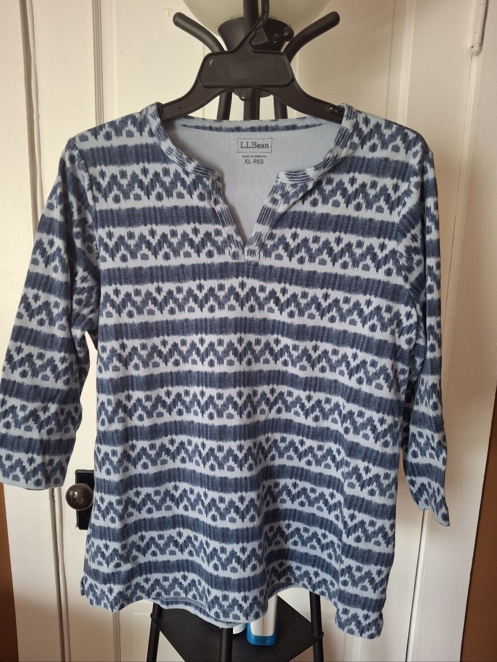 L.L. Bean Women's Blue Patterned Split-Neck Long Sleeve Top XL
